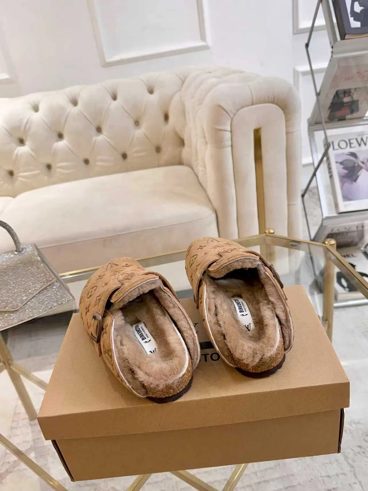p600 ✨ LV wool slippers for couples｜Even the toes exude a sense of luxury ✨ We have achieved the ultimate restoration of the "high version" of this pair of LV classic Birkenstock slippers, with the mark of luxury in every detail. 👫 ▫️ Original jacquard with delicate cowhide leather, retro texture is at your fingertips; ▫️ 100% pure wool lining, wearing barefoot is like stepping on clouds, skin-friendly, breathable and not sweaty; ▫️ Three-dimensional toe cap + non-slip rubber sole, safe and secure when walking in the wind.  The belt buckle and presbyopia elements are embellished, revealing the aura of a big-name brand in a low-key manner. Whether it is on a date or out on the street, every step is like walking in the middle of a show.  Pair it with jeans for a lazy and casual look; with a coat and skirt, it will look elegant. With one pair of shoes, you can easily switch between multiple styles, and you never have to be deliberate about the sense of luxury.  #LVcouples #high-endwear #lightluxurylife #quality recommendation Fabric: classic presbyopia/imported sheepskin/classic jacquard fabric Lining: imported wool lining Sole: original rubber sole Size: Female 35-41 Male 38-46